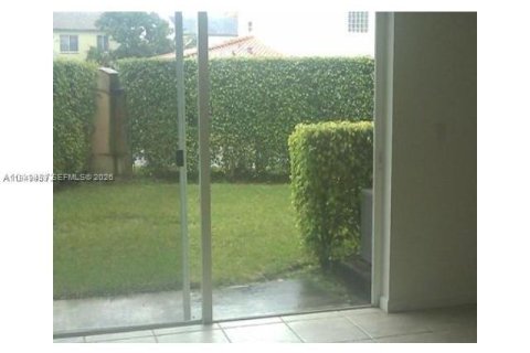 Снять в аренду таунхаус в Хомстед, Флорида 3 спальни, 122.07м2, № 2005186 - фото 3