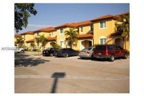 Снять в аренду таунхаус в Хомстед, Флорида 3 спальни, 122.07м2, № 2005186 - фото 2