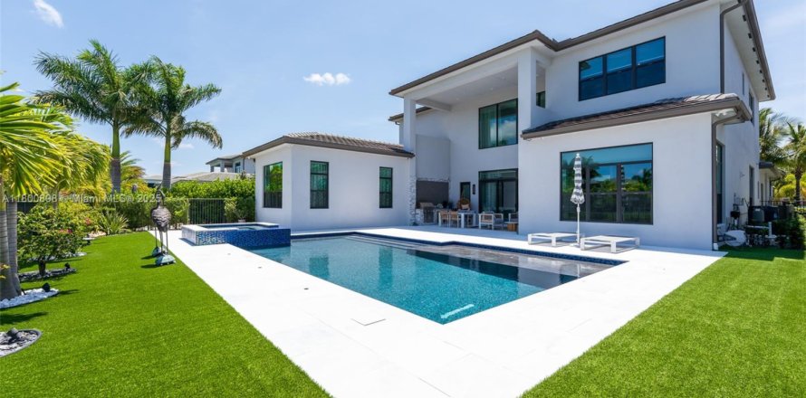 House in Boca Raton, Florida 6 bedrooms, 550.63 sq.m. № 1696432