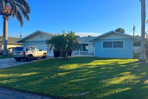 Casa en venta en Cocoa Beach, Florida, 5 dormitorios, 222.97 m2 № 1679112 - foto 1