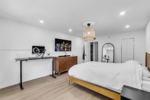 Condo in Miami, Florida, 1 bedroom  № 1893043 - photo 13