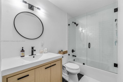 Condo in Miami, Florida, 1 bedroom  № 1893043 - photo 8