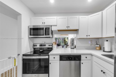 Condo in Miami, Florida, 1 bedroom  № 1893043 - photo 7