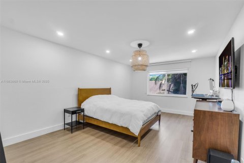 Condo in Miami, Florida, 1 bedroom  № 1893043 - photo 12