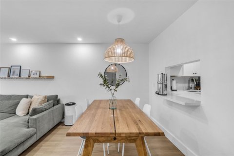 Condo in Miami, Florida, 1 bedroom  № 1893043 - photo 4