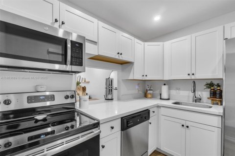 Condo in Miami, Florida, 1 bedroom  № 1893043 - photo 6