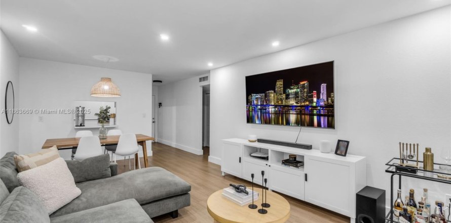 Condo in Miami, Florida, 1 bedroom  № 1893043