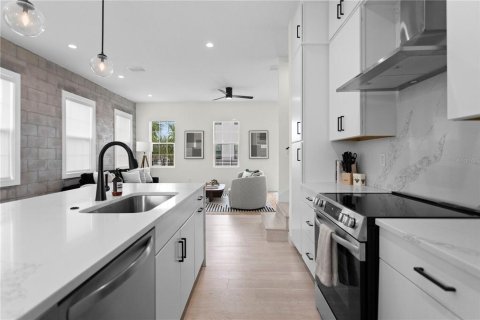 Townhouse in Saint Petersburg, Florida 3 bedrooms, 193.14 sq.m. № 2409978 - photo 8