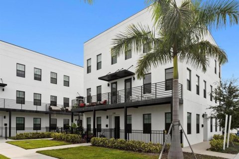 Townhouse in Saint Petersburg, Florida 3 bedrooms, 193.14 sq.m. № 2409978 - photo 2