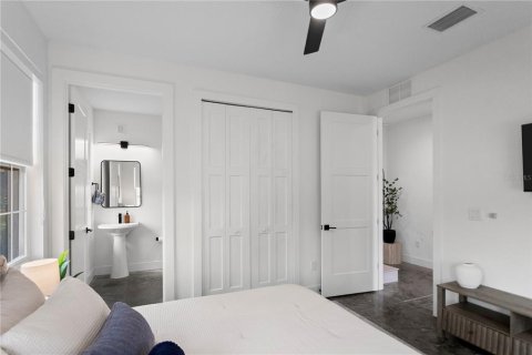 Townhouse in Saint Petersburg, Florida 3 bedrooms, 193.14 sq.m. № 2409978 - photo 29