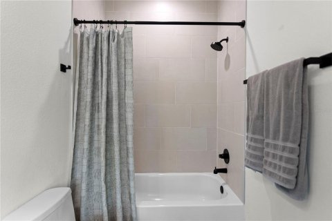 Townhouse in Saint Petersburg, Florida 3 bedrooms, 193.14 sq.m. № 2409978 - photo 30