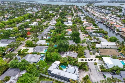 Casa en venta en North Miami, Florida, 4 dormitorios, 298.77 m2 № 2046696 - foto 30