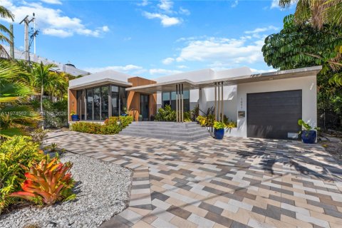 Casa en venta en North Miami, Florida, 4 dormitorios, 298.77 m2 № 2046696 - foto 2