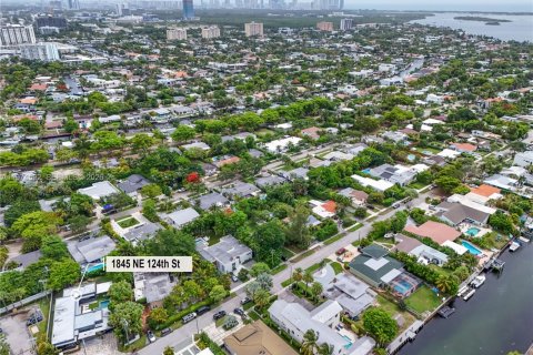 Casa en venta en North Miami, Florida, 4 dormitorios, 298.77 m2 № 2046696 - foto 6