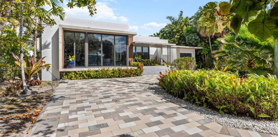 Casa en North Miami, Florida 4 dormitorios, 298.77 m2 № 2046696