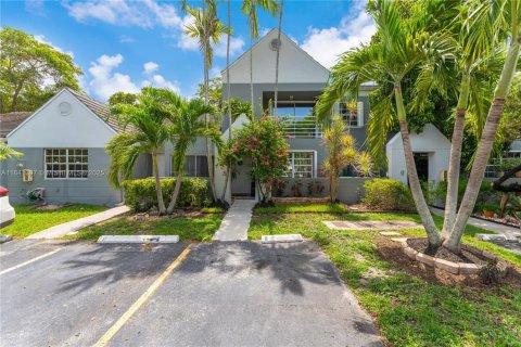 Townhouse in Miami, Florida 2 bedrooms, 118.91 sq.m. № 1832354 - photo 1