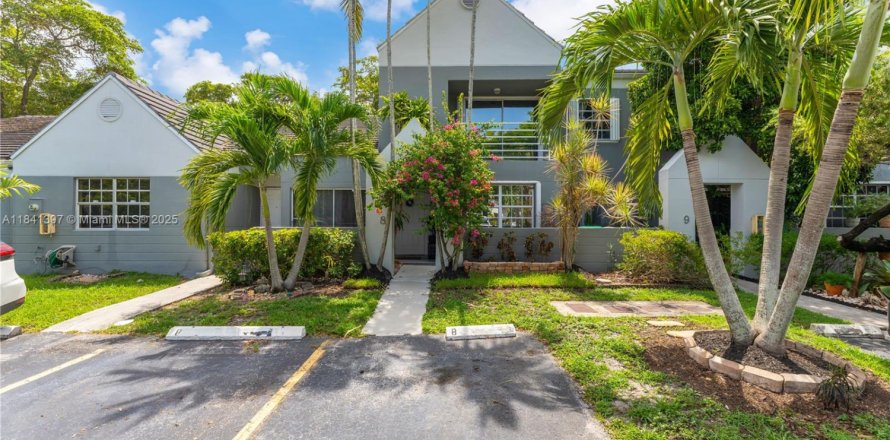 Townhouse in Miami, Florida 2 bedrooms, 118.91 sq.m. № 1832354