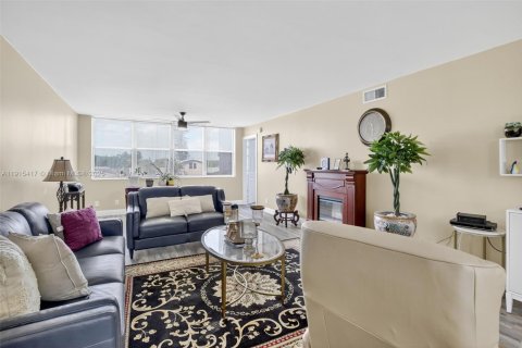 Condo in Sunrise, Florida, 2 bedrooms  № 1971433 - photo 10