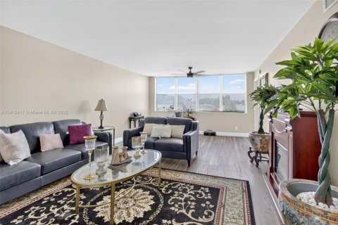 Condo in Sunrise, Florida, 2 bedrooms  № 1971433 - photo 11