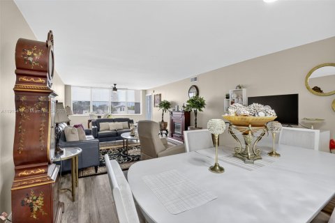 Condo in Sunrise, Florida, 2 bedrooms  № 1971433 - photo 9