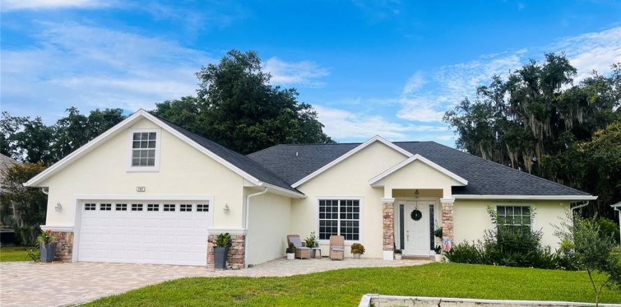 House in New Smyrna Beach, Florida 3 bedrooms, 181.9 sq.m. № 2109297