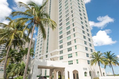 Снять в аренду кондоминиум в Майами, Флорида 2 спальни, 92.9м2, № 2025622 - фото 3