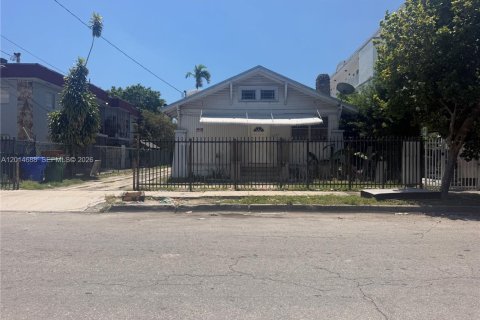 House in Miami, Florida 2 bedrooms, 86.4 sq.m. № 2270022 - photo 2