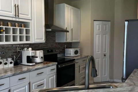 Villa ou maison à louer à Homestead, Floride: 3 chambres, 174.1 m2 № 1999887 - photo 2