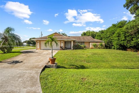 Villa ou maison à louer à Port St. Lucie, Floride: 3 chambres, 145.67 m2 № 1930379 - photo 1