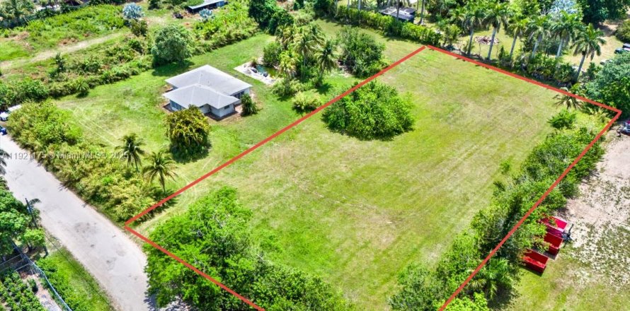 Земельный участок в Майами-Дейд, Флорида № 1974140