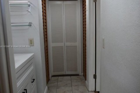 Copropriété à louer à North Miami, Floride: 1 chambre, 52.4 m2 № 1920147 - photo 13