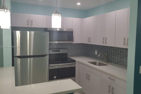 Кондоминиум с 1 спальней в Уэст-Палм-Бич, Флорида № 1981512