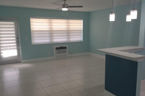 Снять в аренду кондоминиум в Уэст-Палм-Бич, Флорида 1 спальня, 52.95м2, № 1981512 - фото 2
