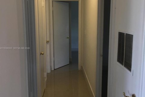 Villa ou maison à louer à Miami, Floride: 3 chambres, 190.64 m2 № 1996601 - photo 3