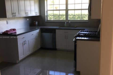 Villa ou maison à louer à Miami, Floride: 3 chambres, 190.64 m2 № 1996601 - photo 4