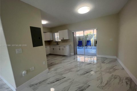Condo in Hialeah, Florida, 3 bedrooms  № 2432553 - photo 9