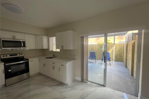 Condo in Hialeah, Florida, 3 bedrooms  № 2432553 - photo 16