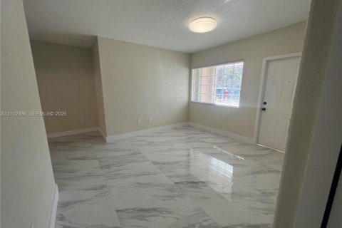Condo in Hialeah, Florida, 3 bedrooms  № 2432553 - photo 3