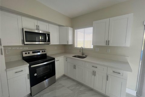 Condo in Hialeah, Florida, 3 bedrooms  № 2432553 - photo 17