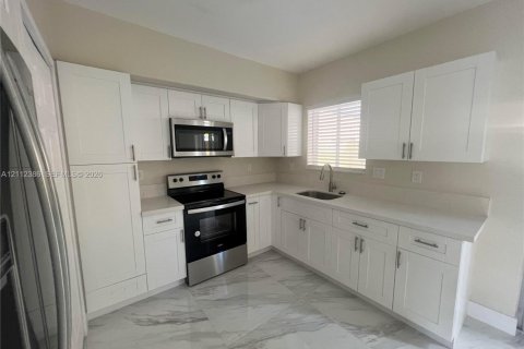 Condo in Hialeah, Florida, 3 bedrooms  № 2432553 - photo 11