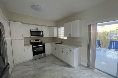 Condo in Hialeah, Florida, 3 bedrooms  № 2432553 - photo 12