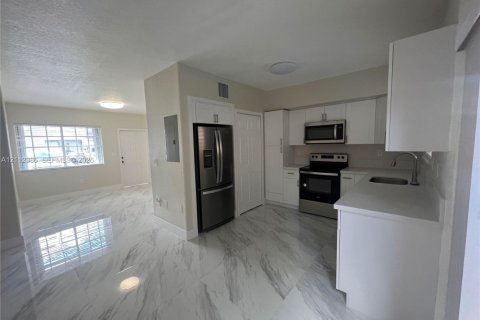Condo in Hialeah, Florida, 3 bedrooms  № 2432553