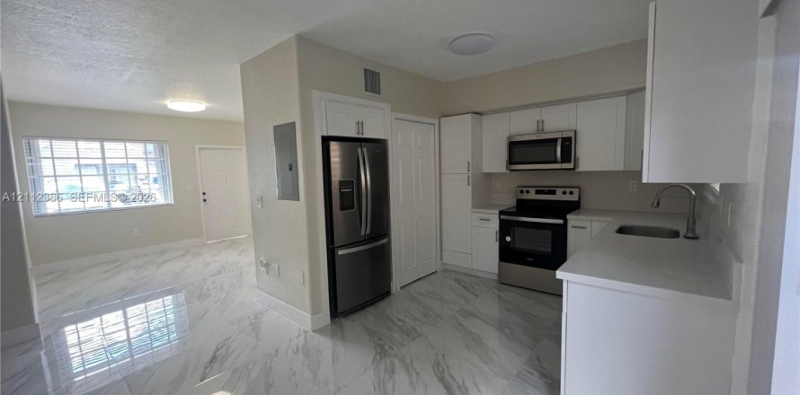 Condo in Hialeah, Florida, 3 bedrooms  № 2432553