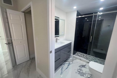 Condo in Hialeah, Florida, 3 bedrooms  № 2432553 - photo 19