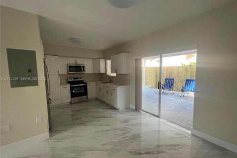 Condo in Hialeah, Florida, 3 bedrooms  № 2432553 - photo 14