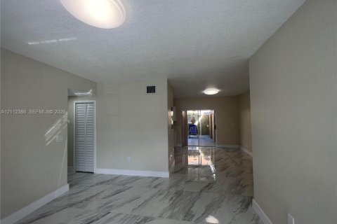 Condo in Hialeah, Florida, 3 bedrooms  № 2432553 - photo 10