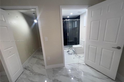 Condo in Hialeah, Florida, 3 bedrooms  № 2432553 - photo 22
