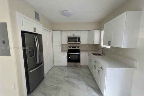 Condo in Hialeah, Florida, 3 bedrooms  № 2432553 - photo 13