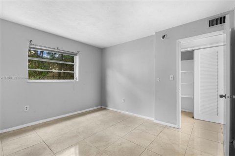 House in North Miami Beach, Florida 1 bedroom, 787.07 sq.m. № 1890510 - photo 8