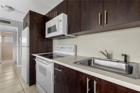 House in North Miami Beach, Florida 1 bedroom, 787.07 sq.m. № 1890510 - photo 16